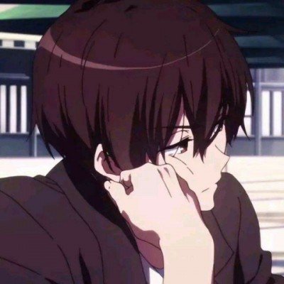 男生上课睡觉被老师提醒后砸桌怒吼